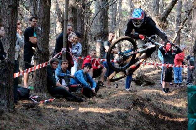 dane-van-ryt-showing-off-to-the3-crowd