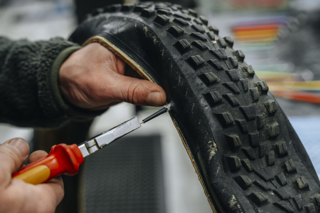 How to repair a damaged tubeless tyre with a mushroom plug
