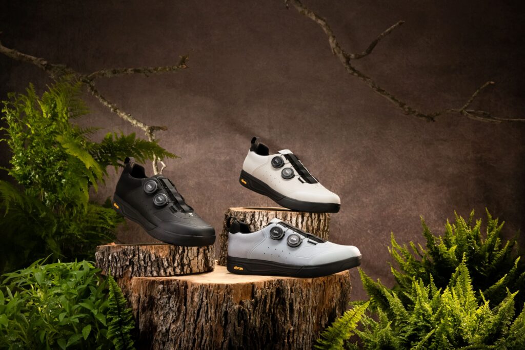 Giant Shuttle Clipless Boa (available in black and grey) – $279.99