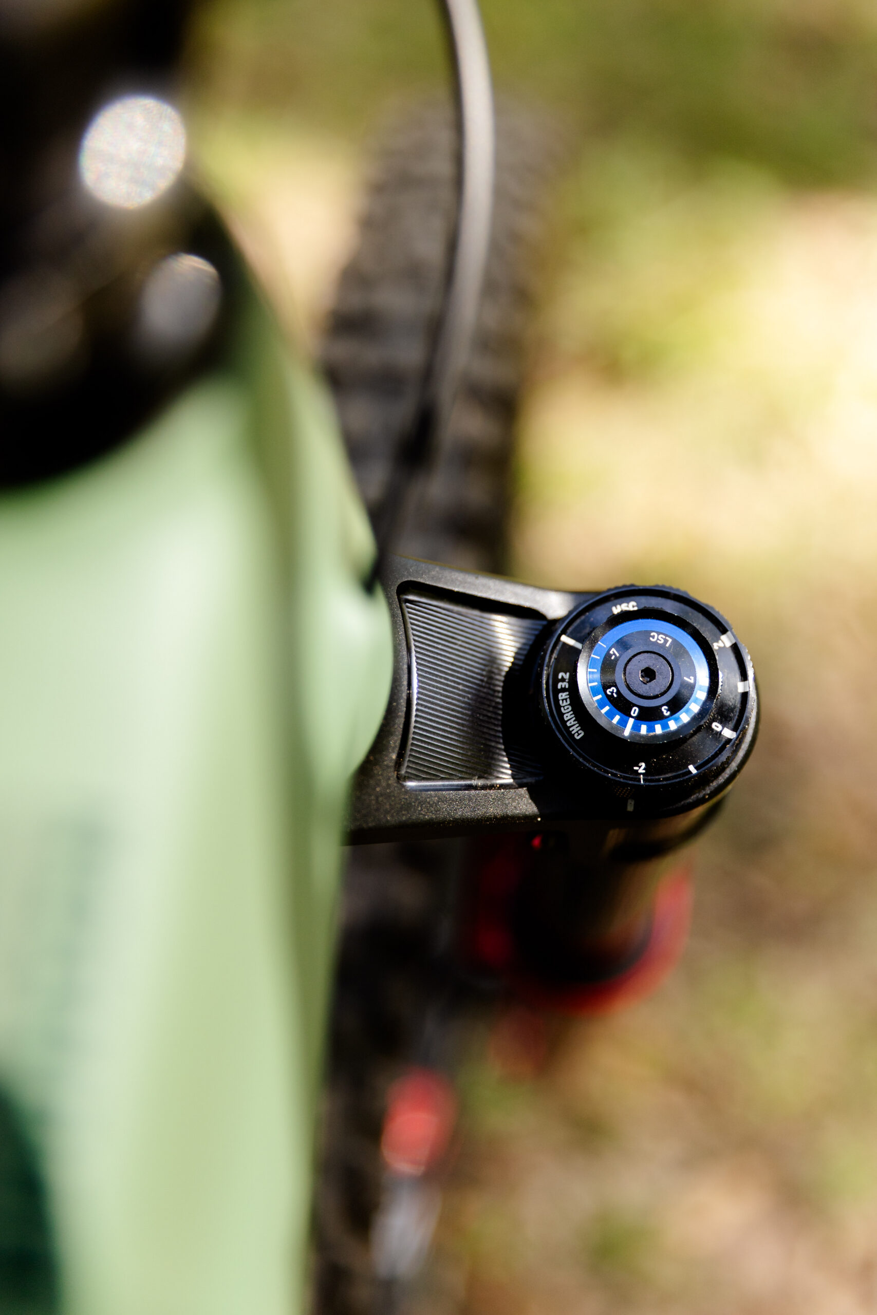 Charger 3.2 high- and low-speed compression adjusters