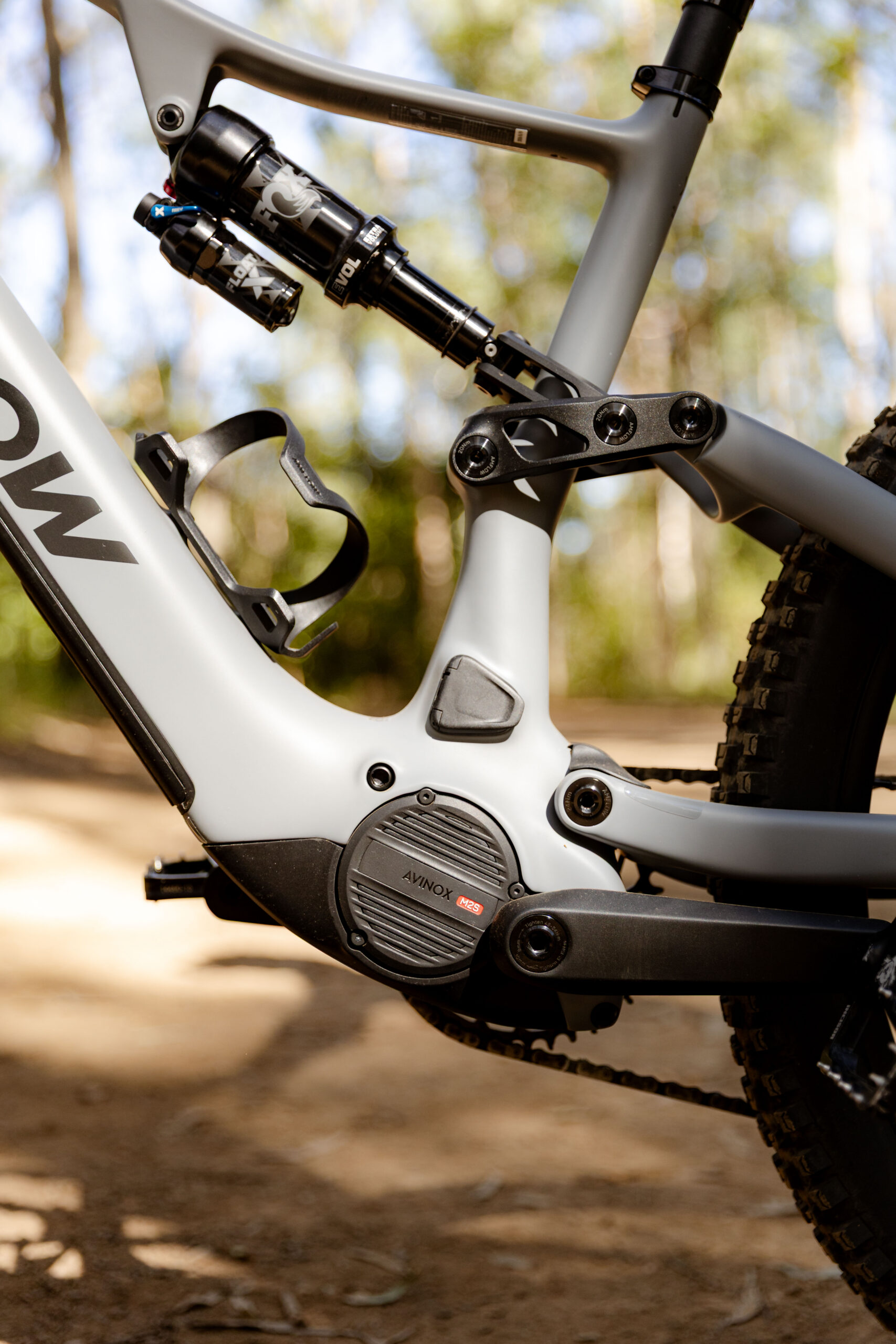 Avinox M2S motor and frame detail